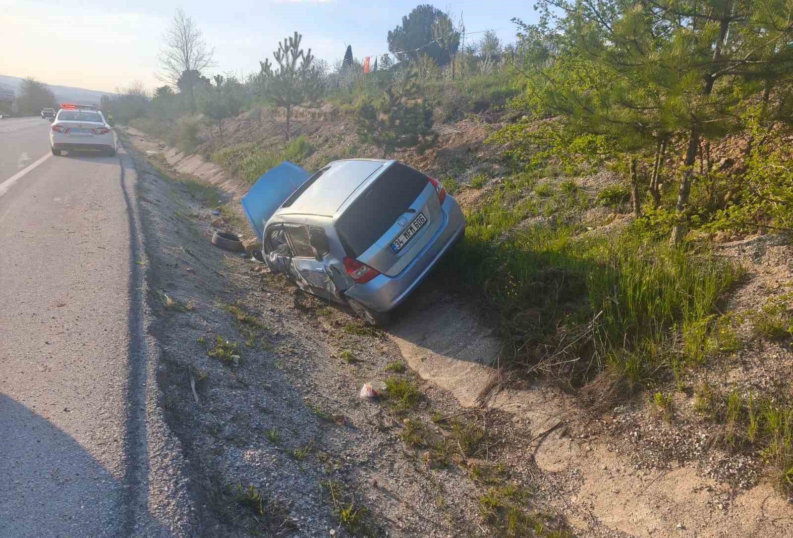 Sürücü karşı şeritten gelen otomobile çarptı: 1 yaralı
