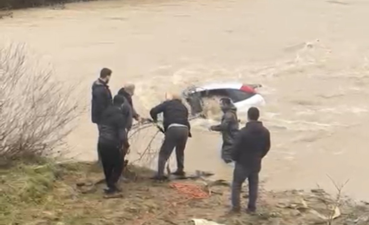 Sürücü kıyıya çıktı, otomobil suda kaldı: Vatandaşlar halatla müdahale etti
