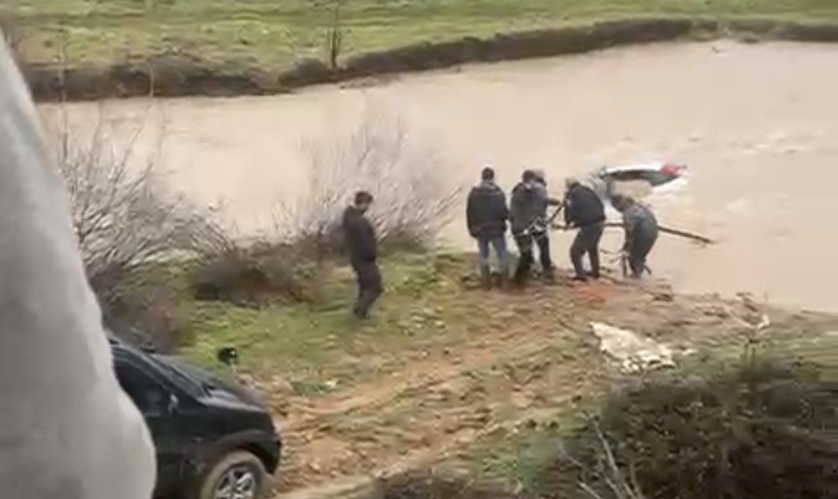 Sürücü kıyıya çıktı, otomobil suda kaldı: Vatandaşlar halatla müdahale etti
