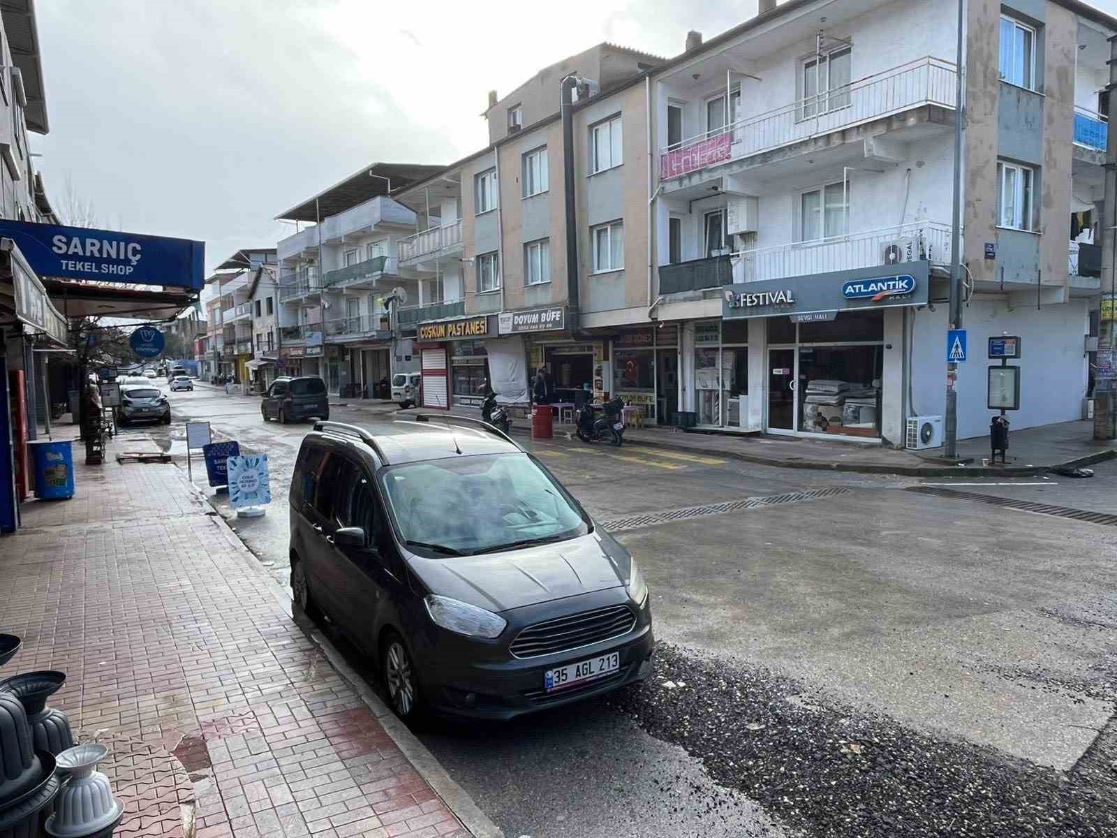 Sürücünün şekeri düştü, kontrolden çıkan araç çarşıyı birbirine kattı
