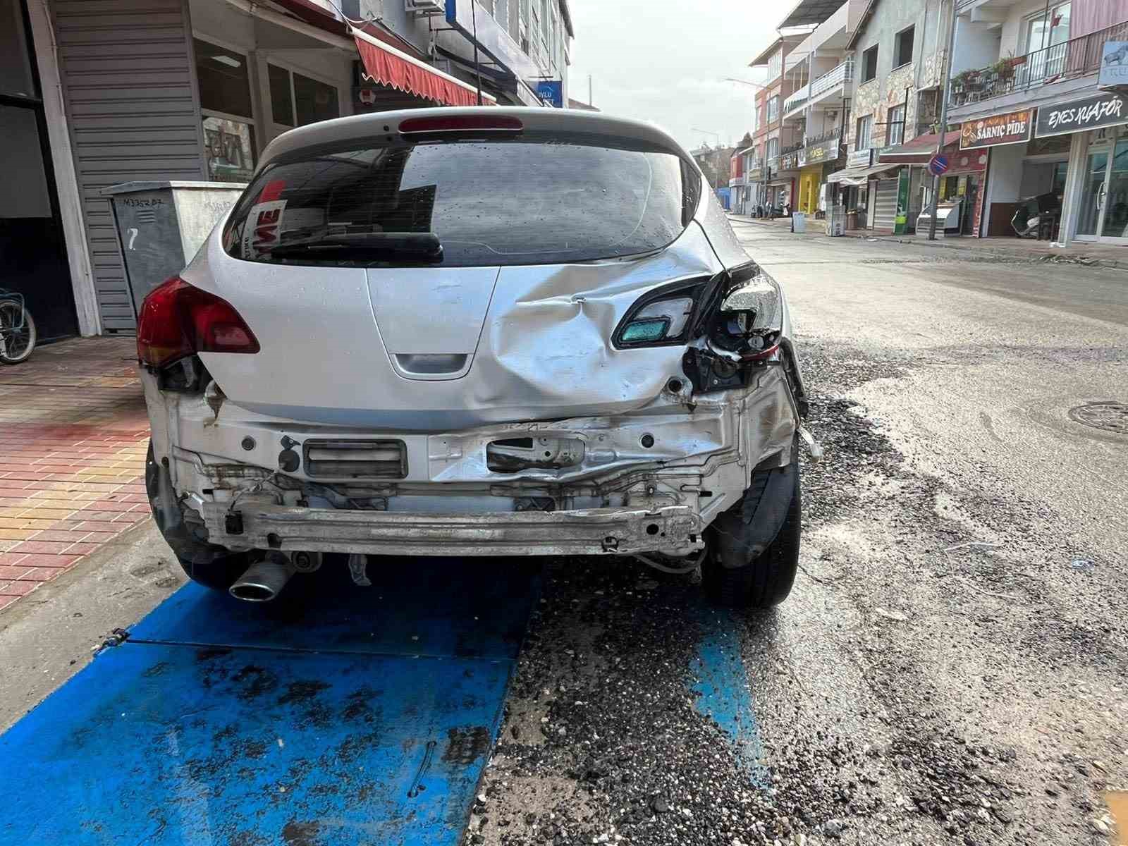 Sürücünün şekeri düştü, kontrolden çıkan araç çarşıyı birbirine kattı
