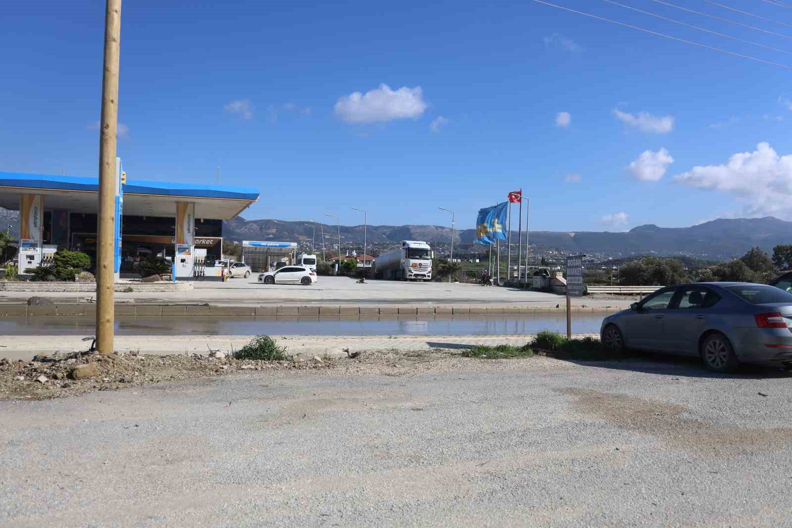 Sürücüsü markete gitti, el freni çekilmeyen otomobil ana yola çıktı
