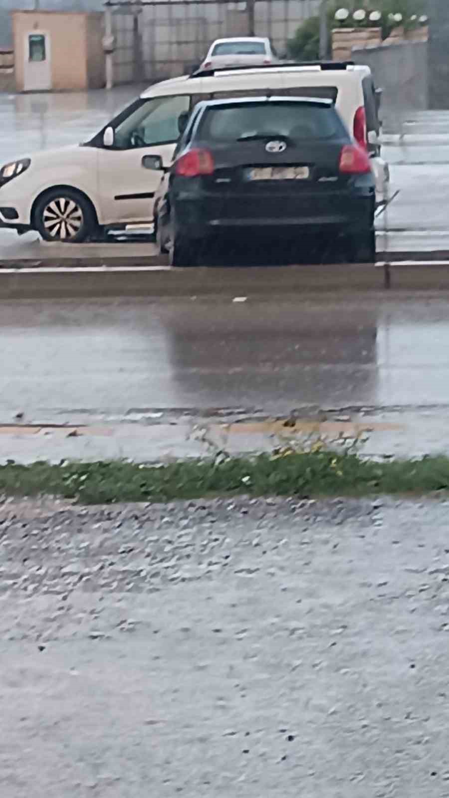 Sürücüsü markete gitti, el freni çekilmeyen otomobil ana yola çıktı
