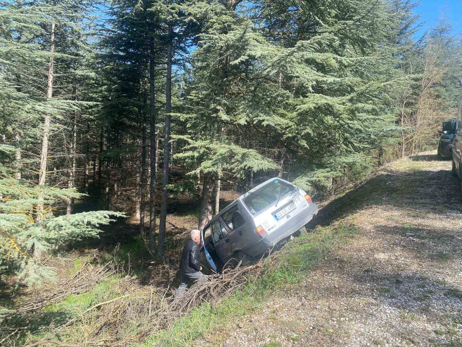 Sürücüsünün direksiyon hâkimiyetini kaybettiği otomobil ormanlık alana savruldu
