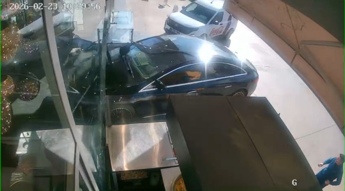 Sürücüsünün kontrolünü kaybettiği otomobilin pastaneye girdiği an kameraya yansıdı
