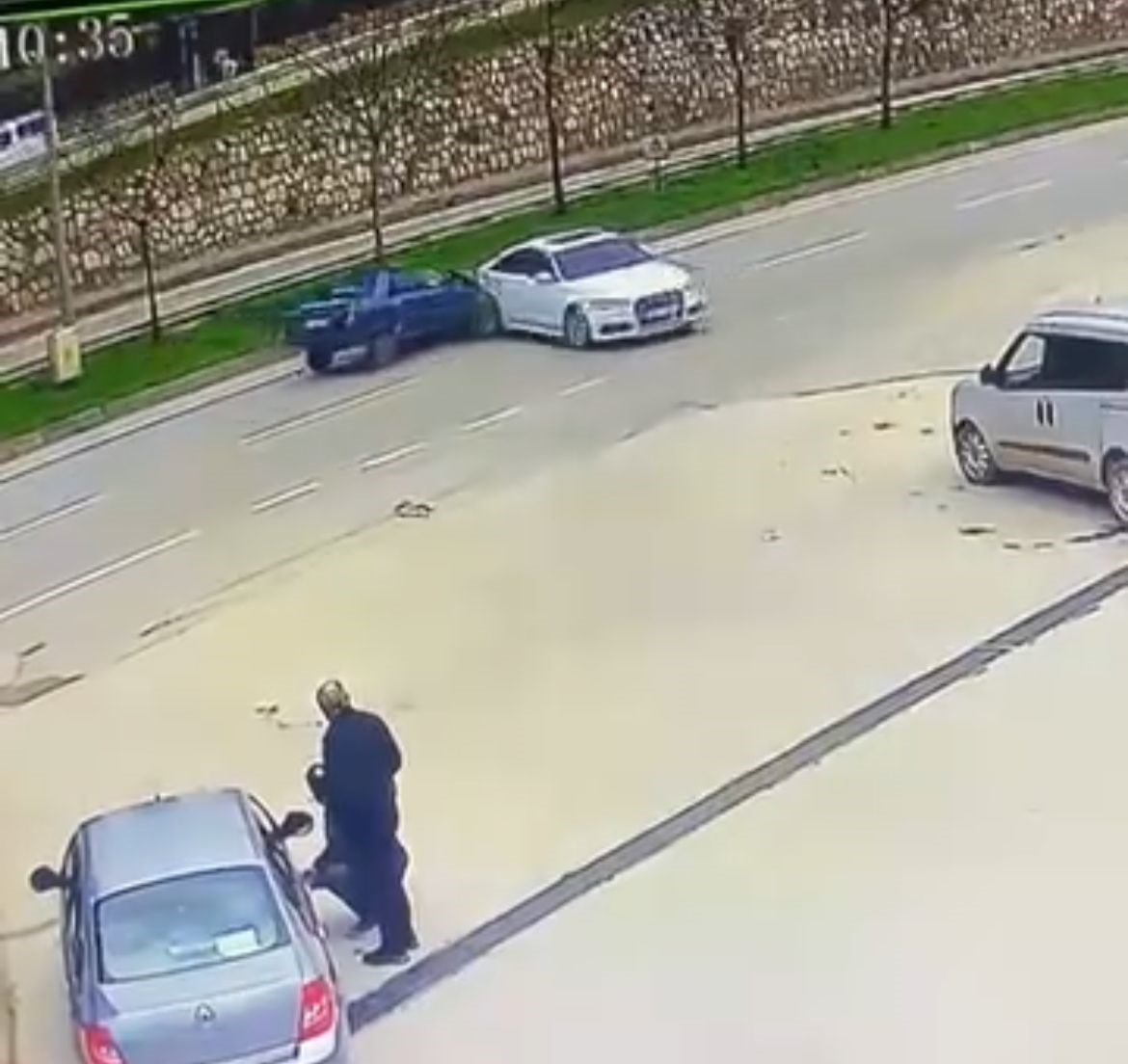 Sürücüsüz araç trafiğe çıktı, kaza böyle geldi
