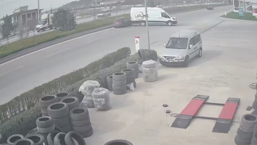 Sürücüsüz minibüs yola çıktı, seyir halindeki araçların arasına daldı
