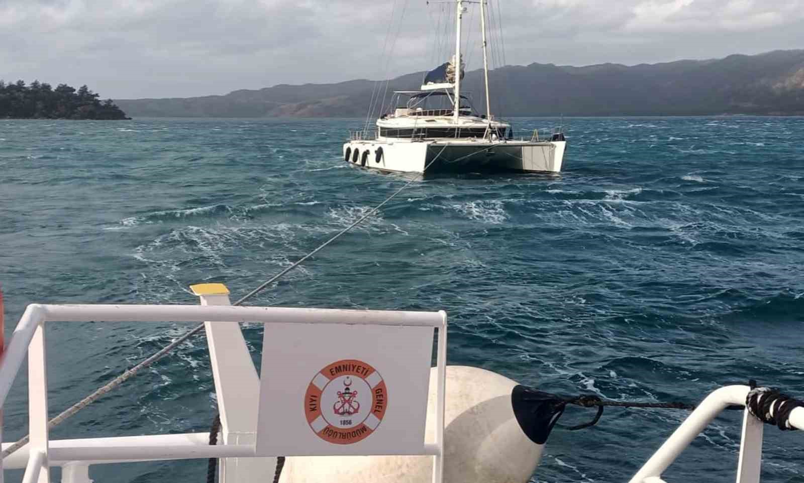 Sürüklenen Yelkenli Katamaran tekneyi Kıyı Emniyet ekipleri kurtardı
