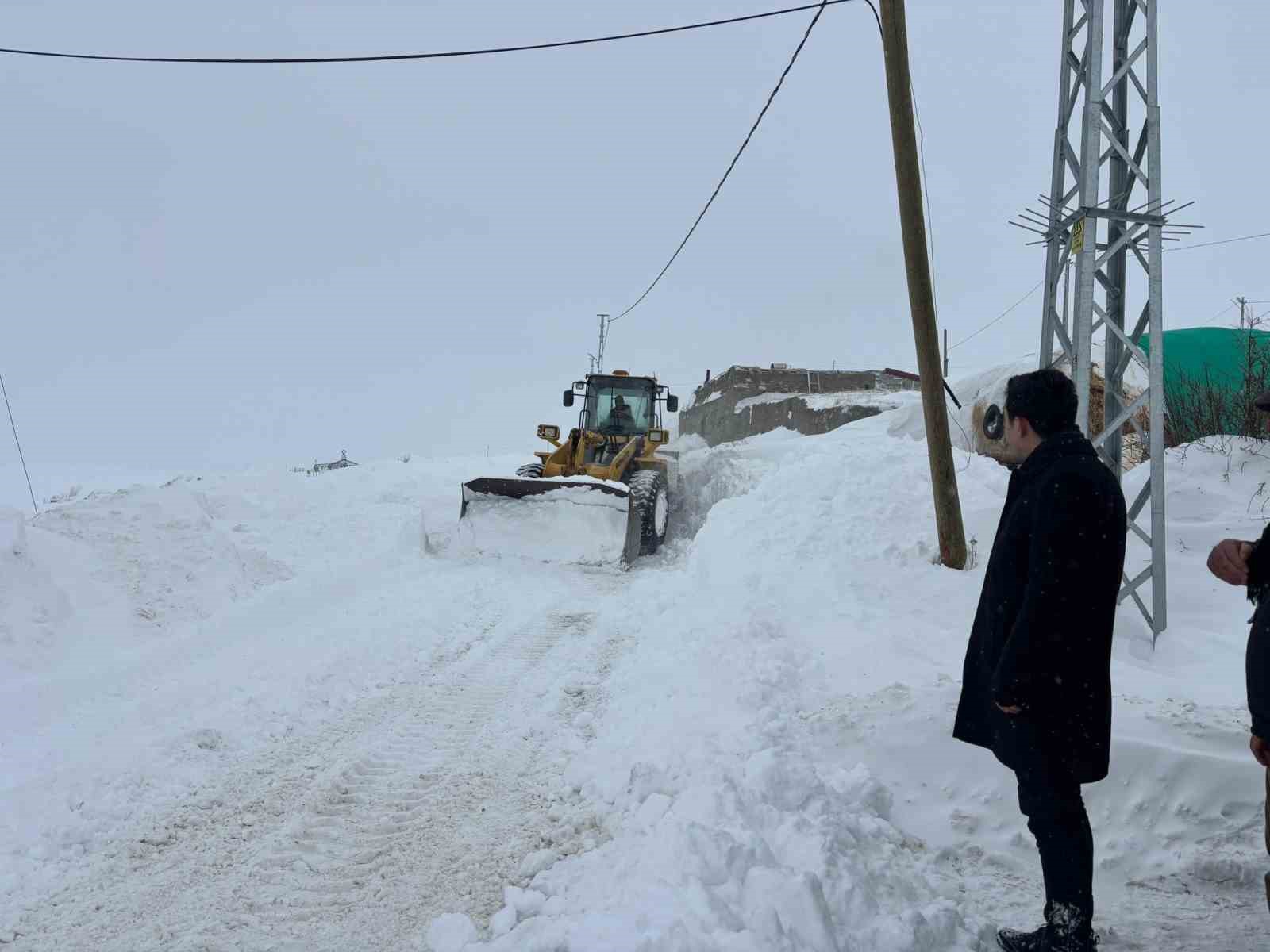 Susuz Kaymakamı Tutal, köylerde vatandaşlarla buluştu
