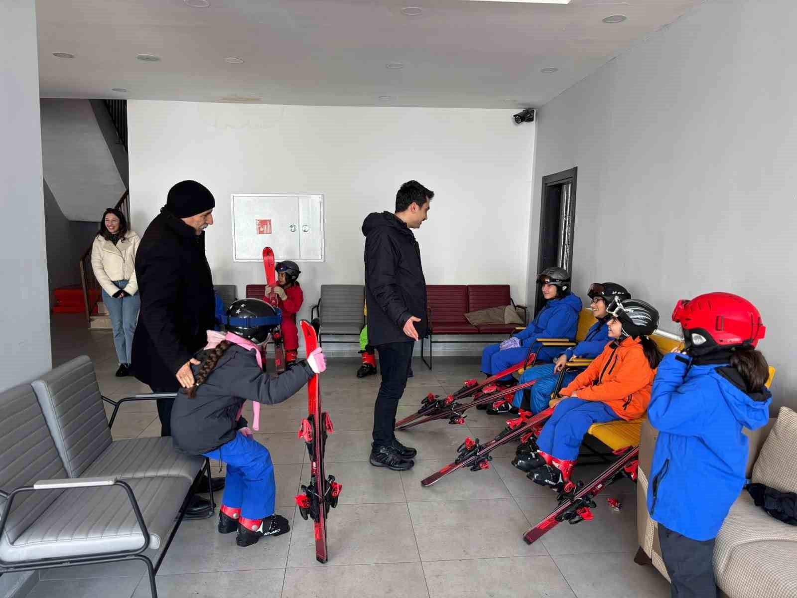 Susuz Kaymakamı Tutal’dan geleceğin kayakçılarına moral ziyareti
