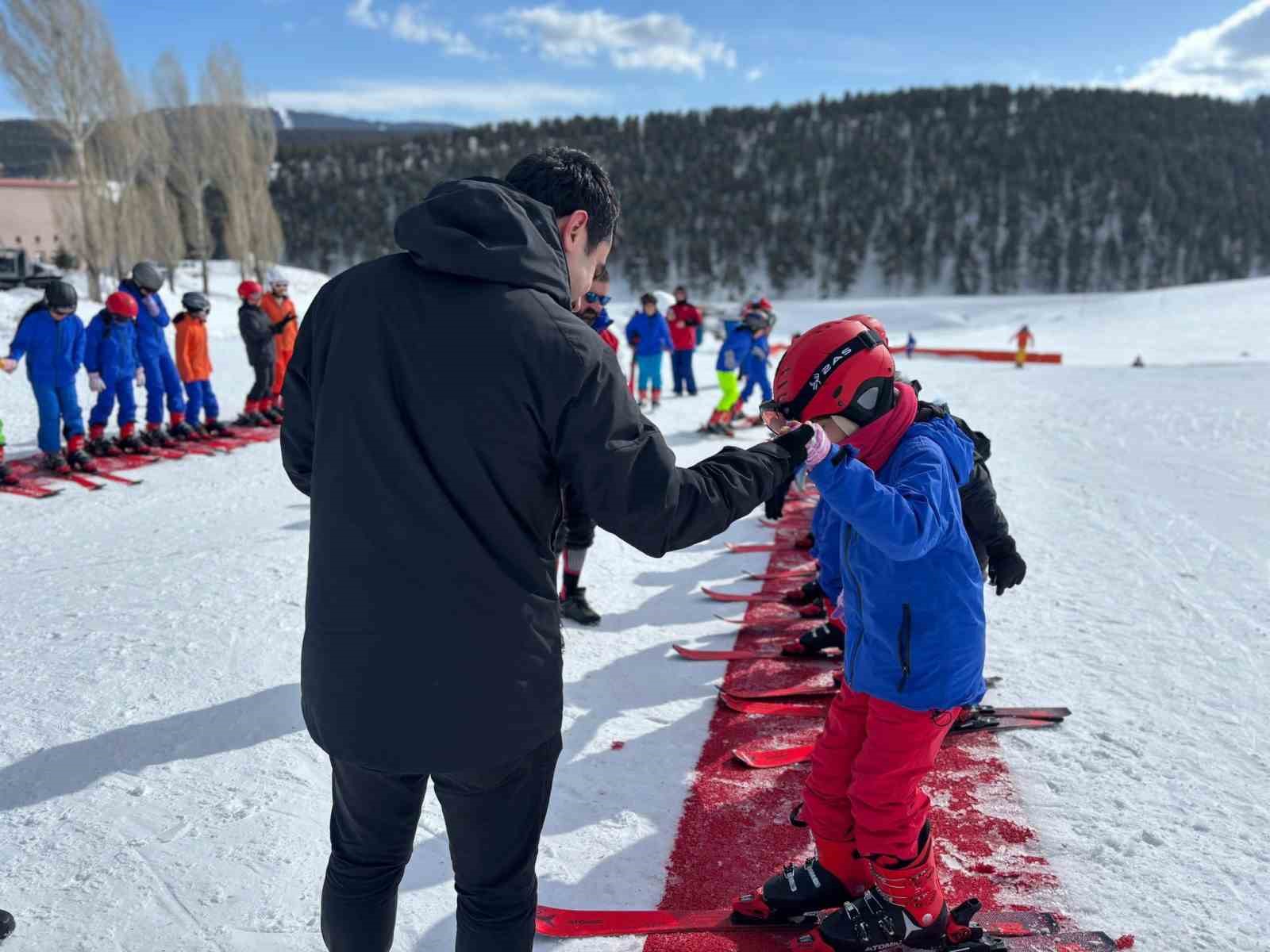 Susuz Kaymakamı Tutal’dan geleceğin kayakçılarına moral ziyareti
