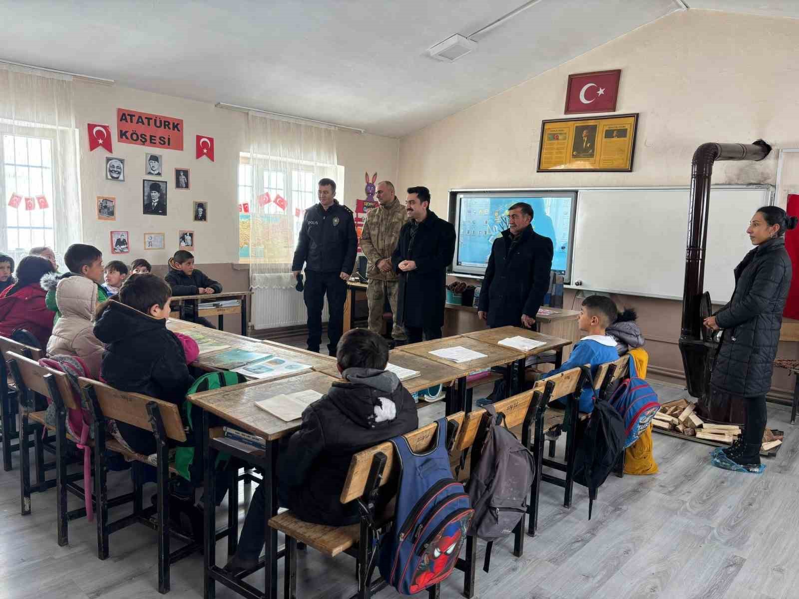 Susuz Kaymakamı Tutal’dan öğrencilere anlamlı mesaj
