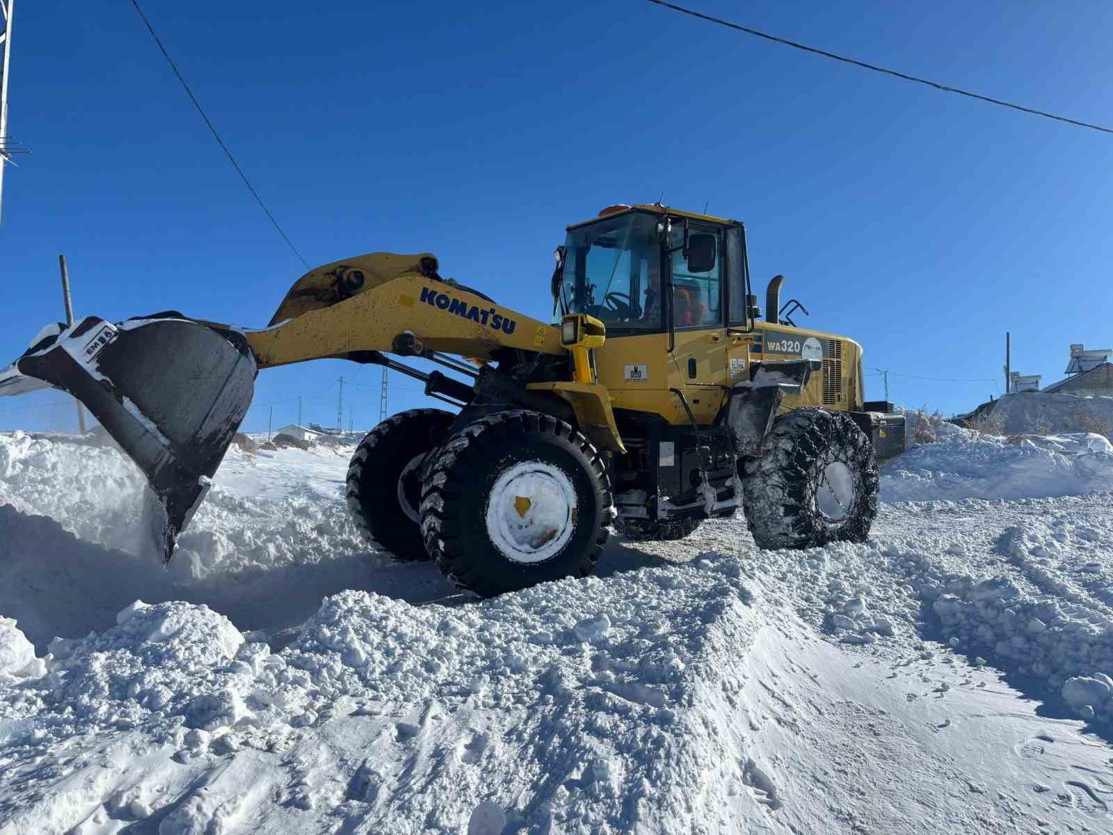 Susuz’da karla mücadele çalışmaları sürüyor
