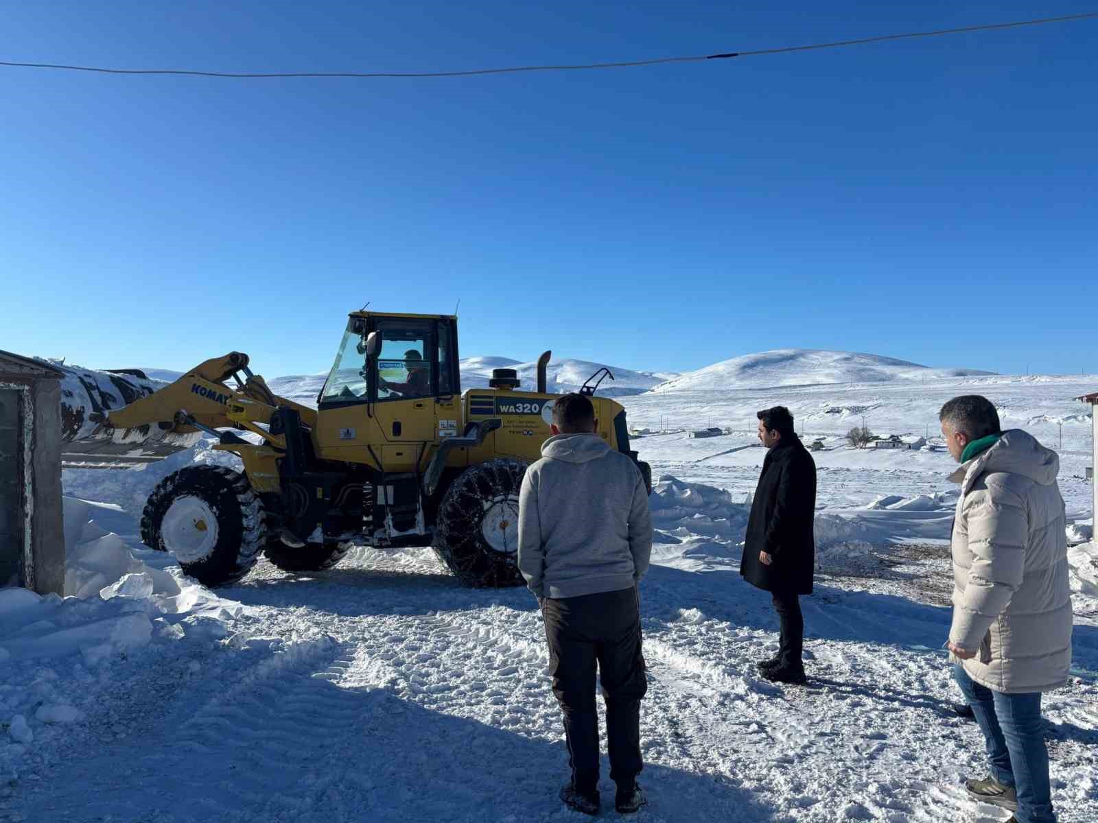 Susuz’da karla mücadele çalışmaları sürüyor
