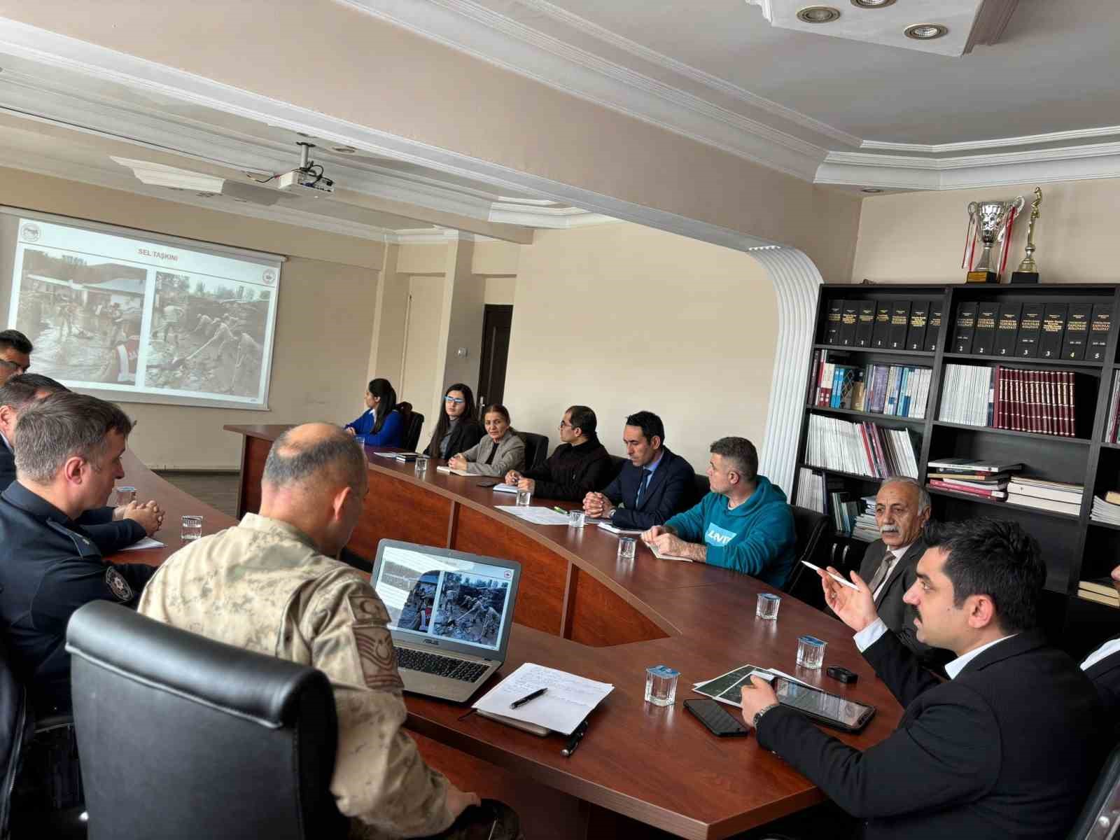 Susuz’da sel ve su baskınlarına karşı alınacak önlemler masaya yatırıldı
