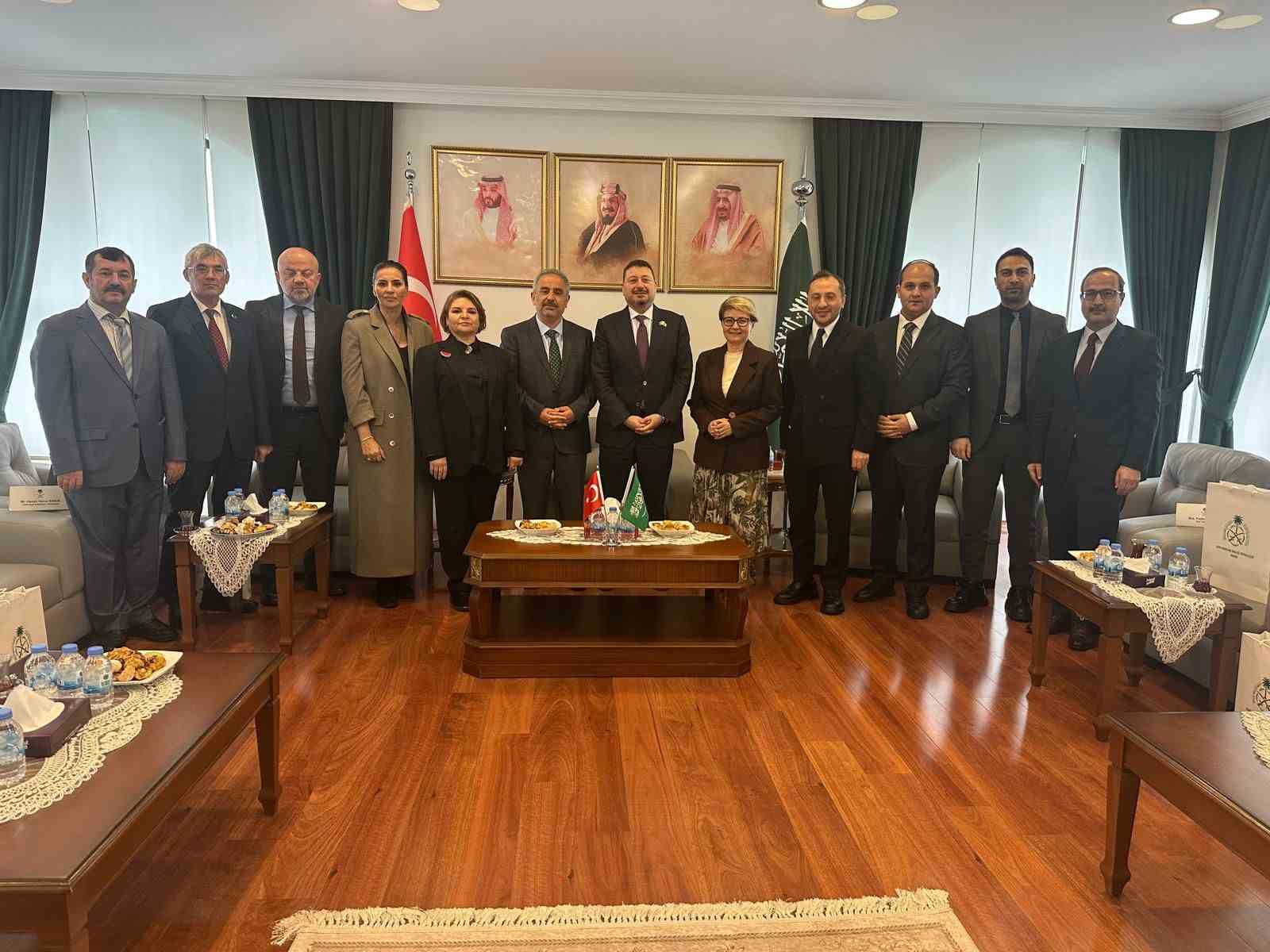 Suudi Arabistan Büyükelçisi Abualnasr: "Krallık, Türkiye ve diğer ülkelerle savaşın sona erdirilmesi ve bölgesel istikrarın yeniden tesis edilmesine katkı sağlamaya devam etmektedir"
