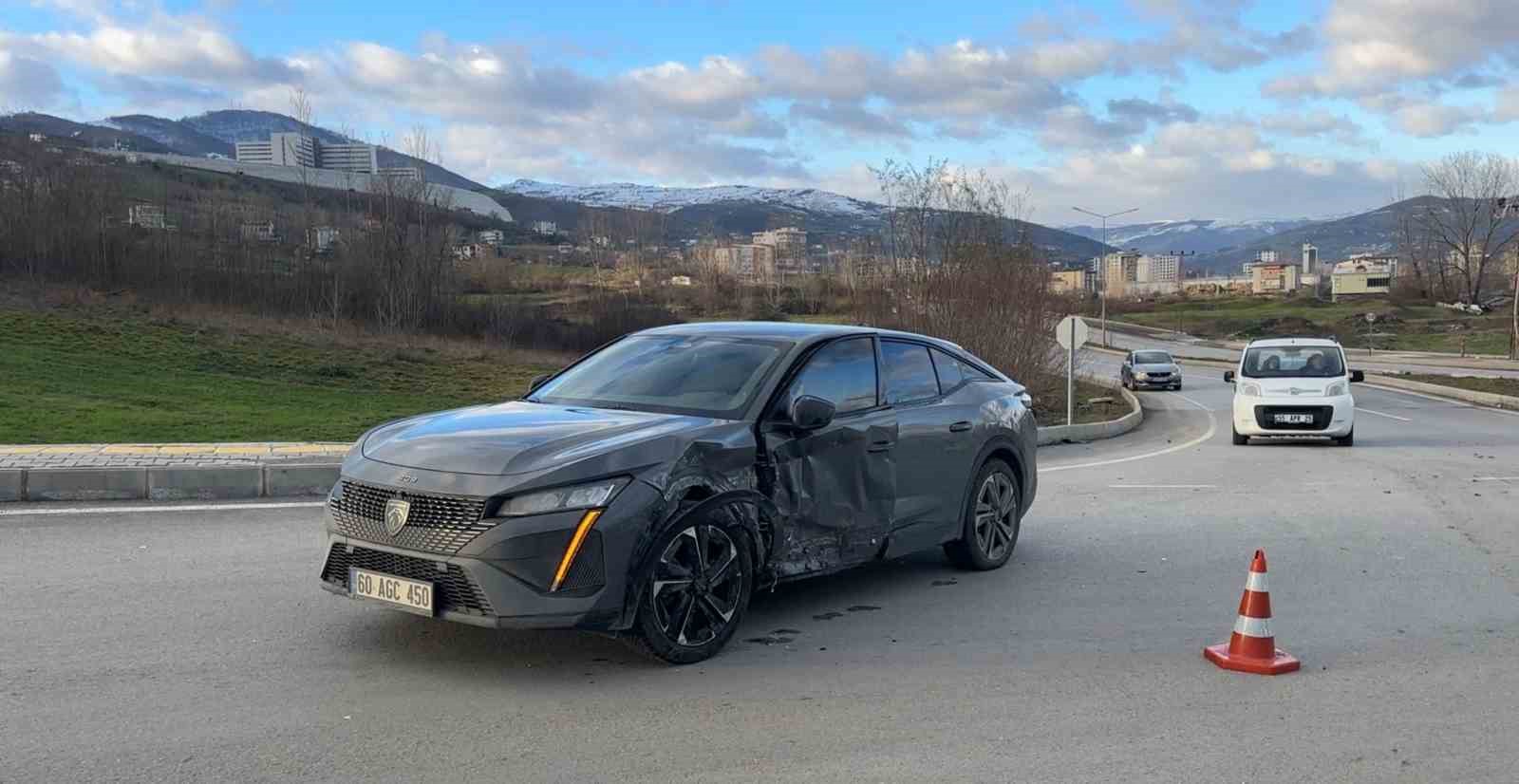 SUV araca çarpan Tofaş parçalandı: 2 yaralı
