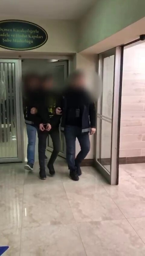 SUV tarzı aracın her köşesinden düzensiz göçmen çıktı
