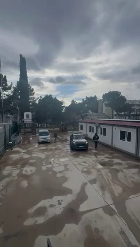 SUV tarzı aracın her köşesinden düzensiz göçmen çıktı
