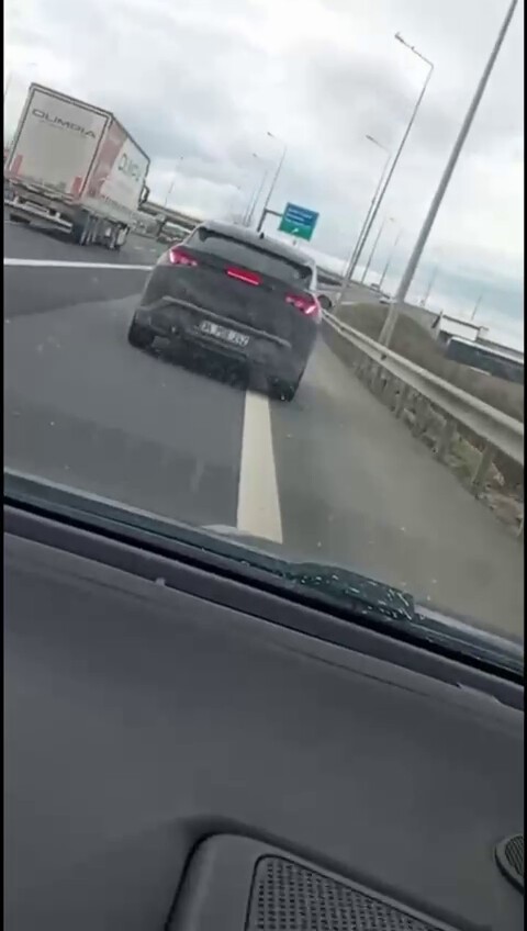 SUV tarzı aracın her köşesinden düzensiz göçmen çıktı
