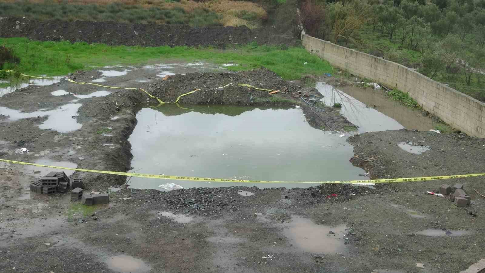 Suyla dolarak 2 kardeşe mezar olan havuz temelinin 8 aydır açık olduğunu söyleyen baba, evlatlarının acısıyla yaşıyor
Suyla dolarak 2 kardeşe mezar olan havuz temelinin 8 aydır açık olduğunu söyleyen baba, evlatlarının acısıyla yaşıyor