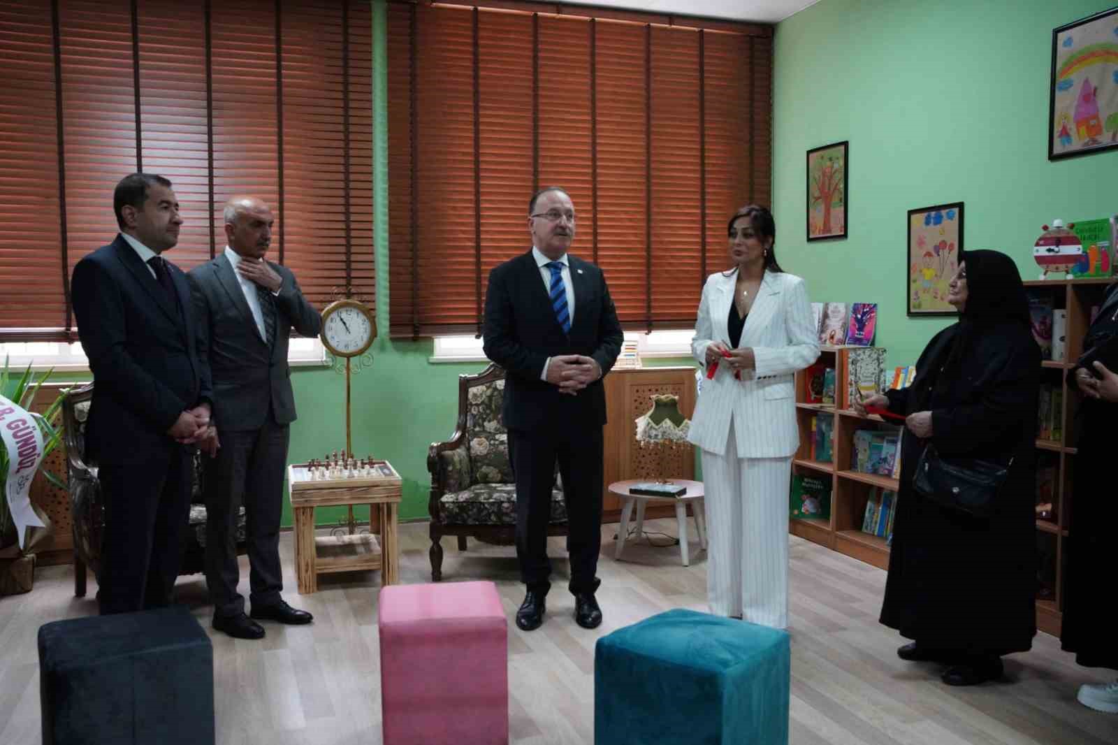 Suzan Teyze’nin adı Dede Korkut’ta kütüphaneye verildi
Suzan Teyze’nin adı Dede Korkut’ta kütüphaneye verildi