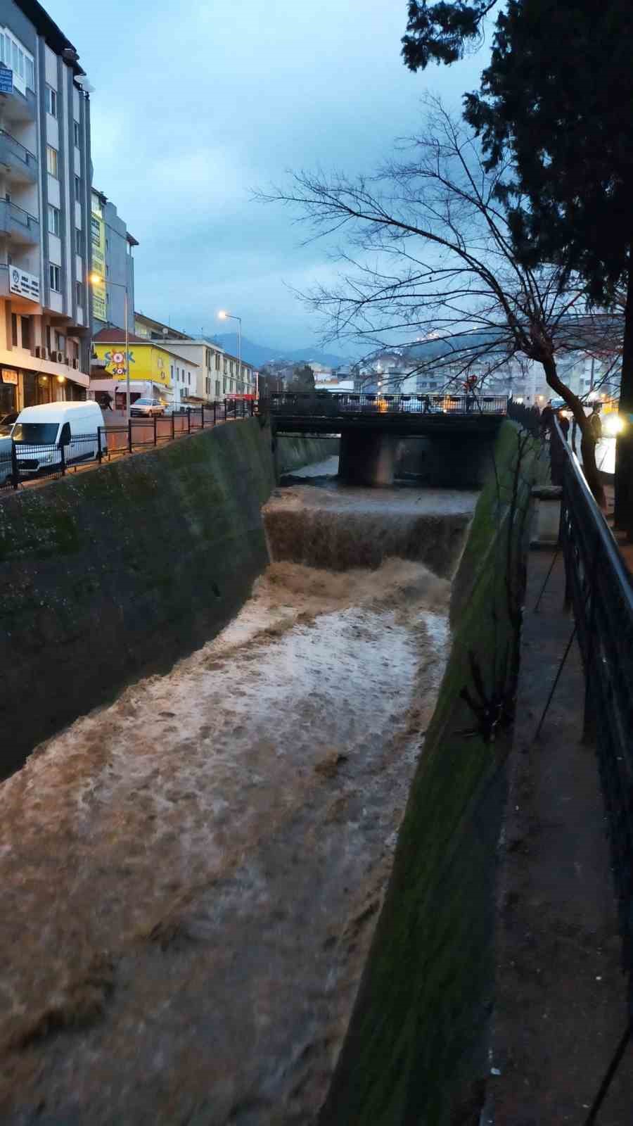 Tabakhane Deresi yağışla birlikte coştu
