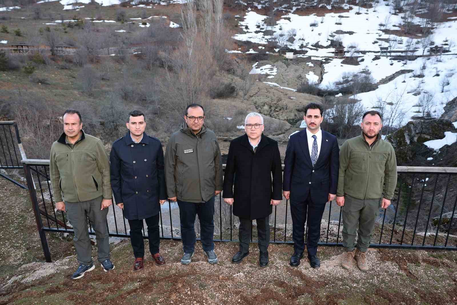 Tabiat Parkı ilan edilen Dipsiz Göl Şelalesi ziyaretçilerini bekliyor
Tabiat Parkı ilan edilen Dipsiz Göl Şelalesi ziyaretçilerini bekliyor