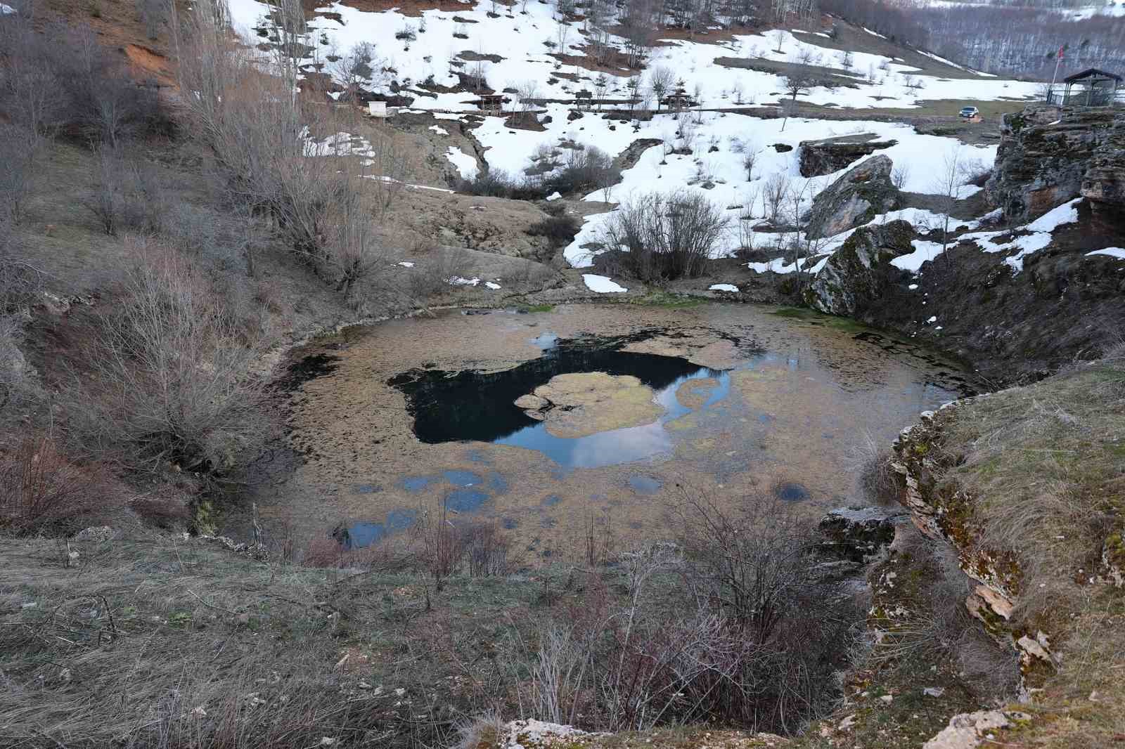 Tabiat Parkı ilan edilen Dipsiz Göl Şelalesi ziyaretçilerini bekliyor
Tabiat Parkı ilan edilen Dipsiz Göl Şelalesi ziyaretçilerini bekliyor