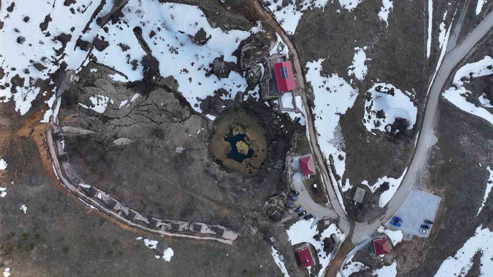 Tabiat Parkı ilan edilen Dipsiz Göl Şelalesi ziyaretçilerini bekliyor
Tabiat Parkı ilan edilen Dipsiz Göl Şelalesi ziyaretçilerini bekliyor