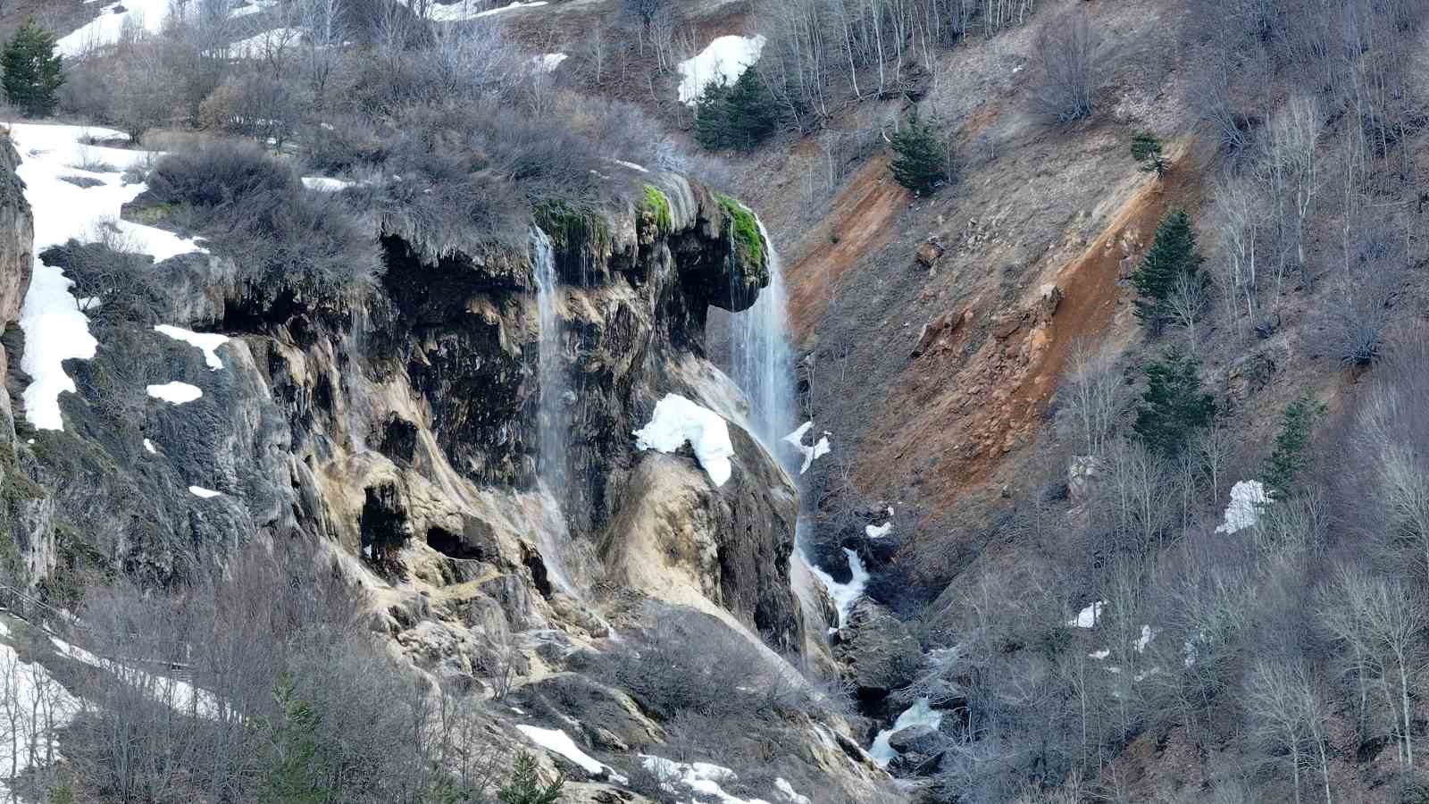 Tabiat Parkı ilan edilen Dipsiz Göl Şelalesi ziyaretçilerini bekliyor
Tabiat Parkı ilan edilen Dipsiz Göl Şelalesi ziyaretçilerini bekliyor
