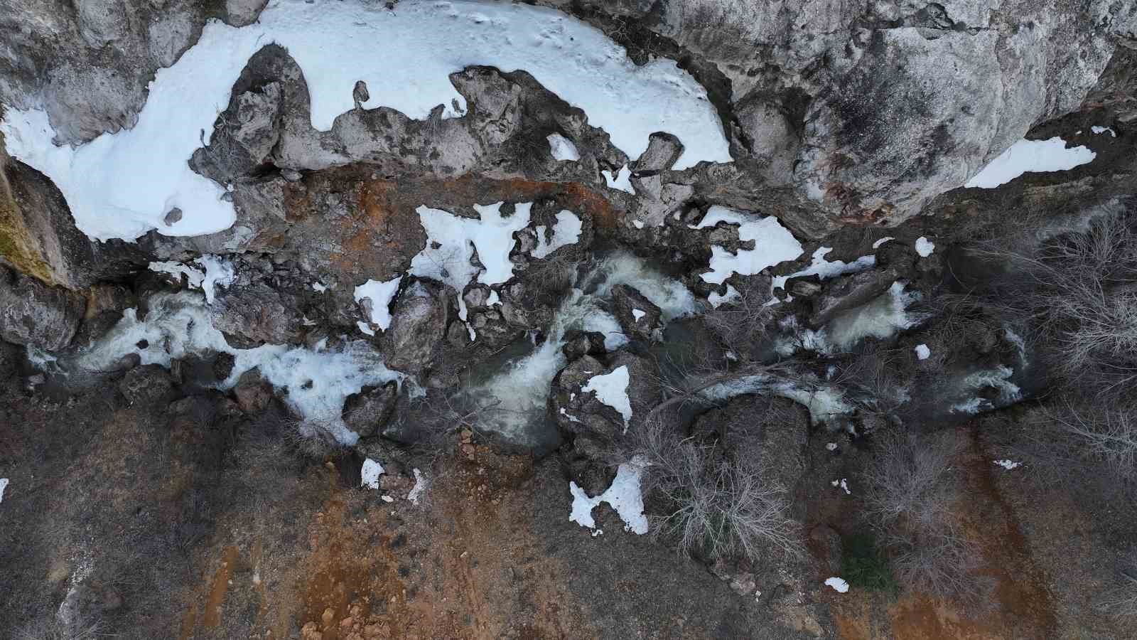 Tabiat Parkı ilan edilen Dipsiz Göl Şelalesi ziyaretçilerini bekliyor
Tabiat Parkı ilan edilen Dipsiz Göl Şelalesi ziyaretçilerini bekliyor