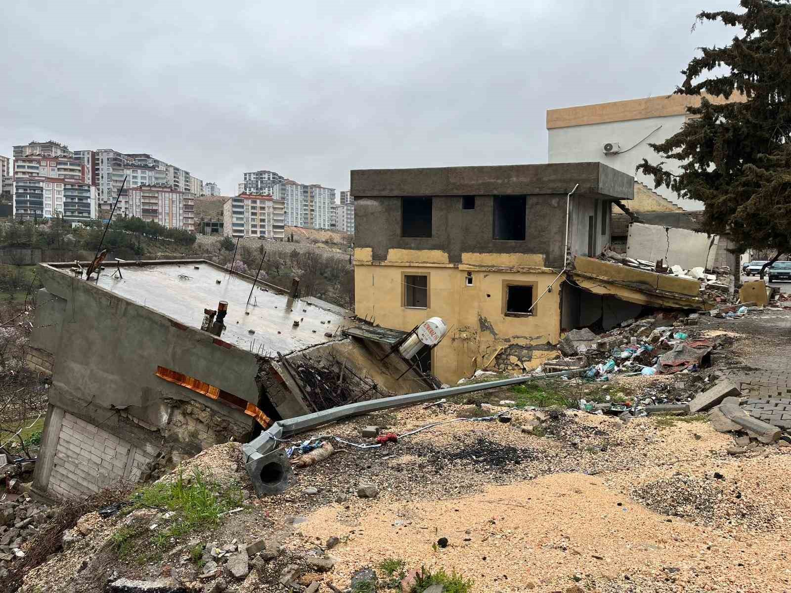 Tahliye edilen bina yağışlara dayanamayarak çöktü

