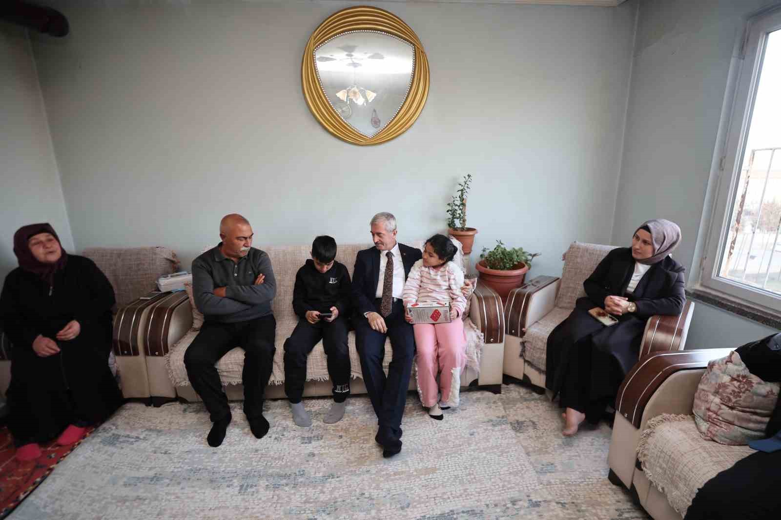 Tahmazoğlu, evlere misafir oluyor
