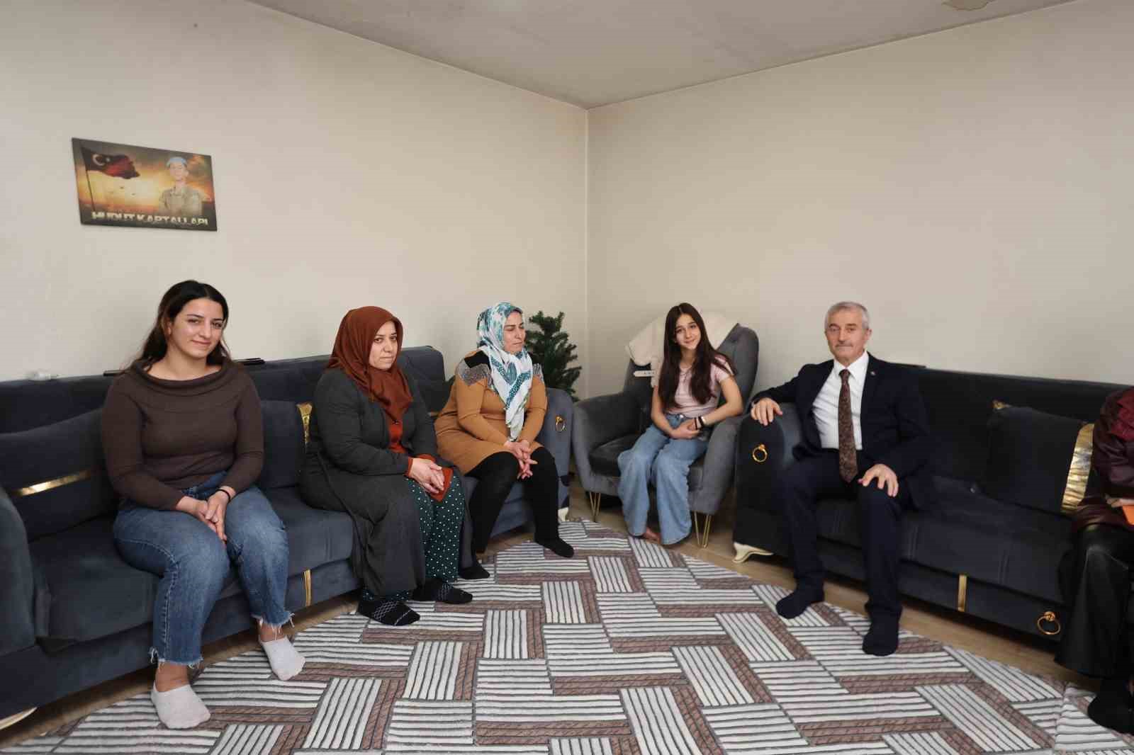 Tahmazoğlu, evlere misafir oluyor
