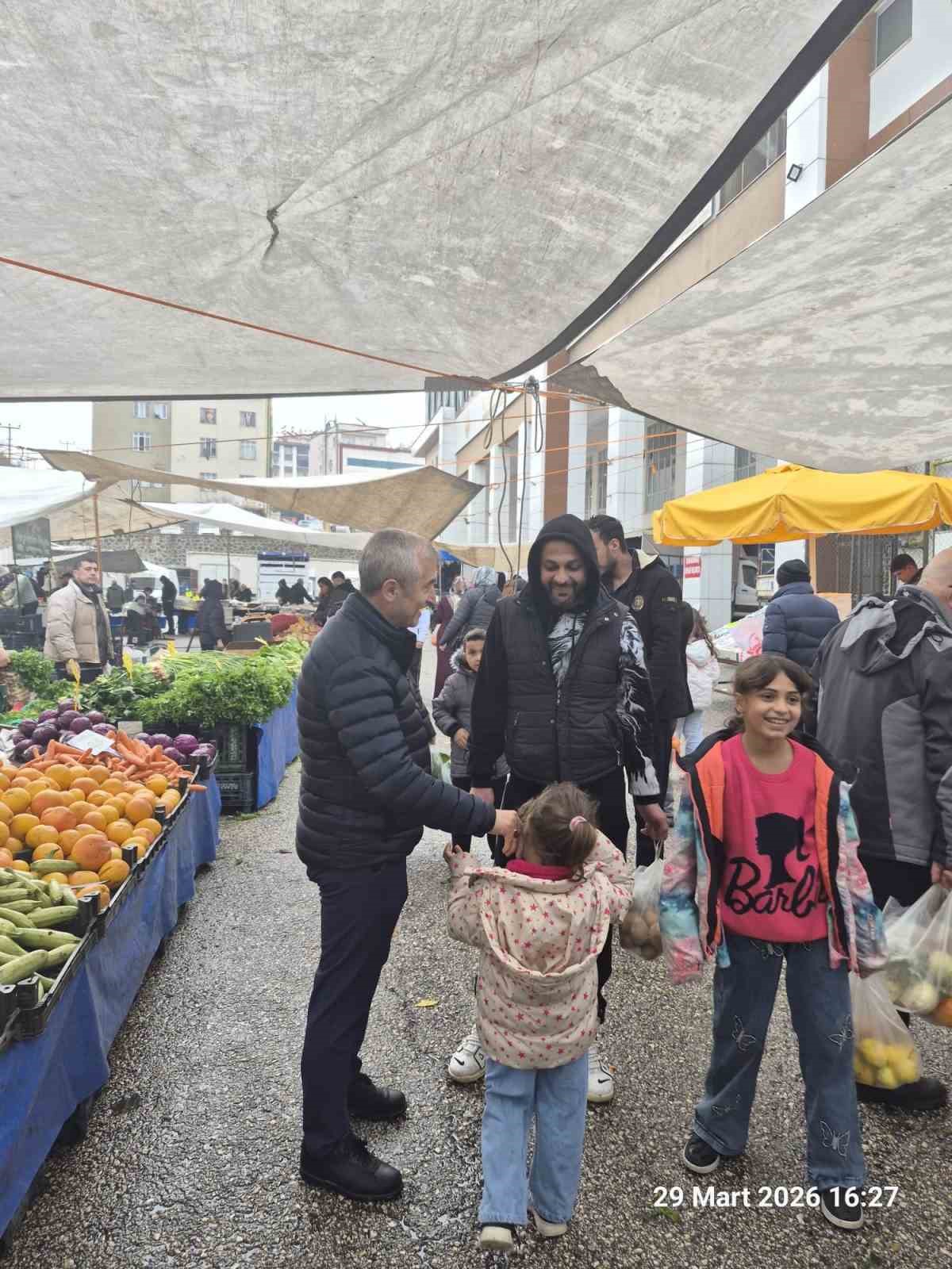Tahmazoğlu, semt pazarı esnafını ziyaret etti
