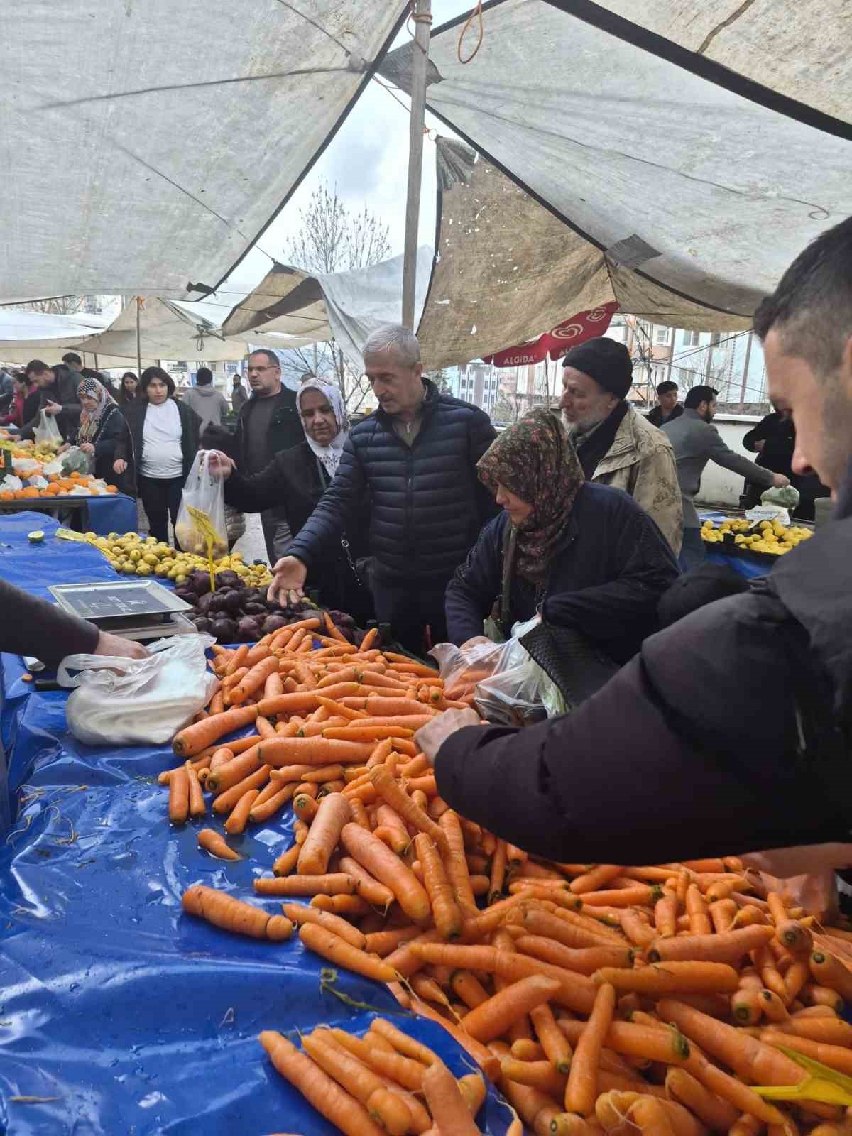 Tahmazoğlu, semt pazarı esnafını ziyaret etti

