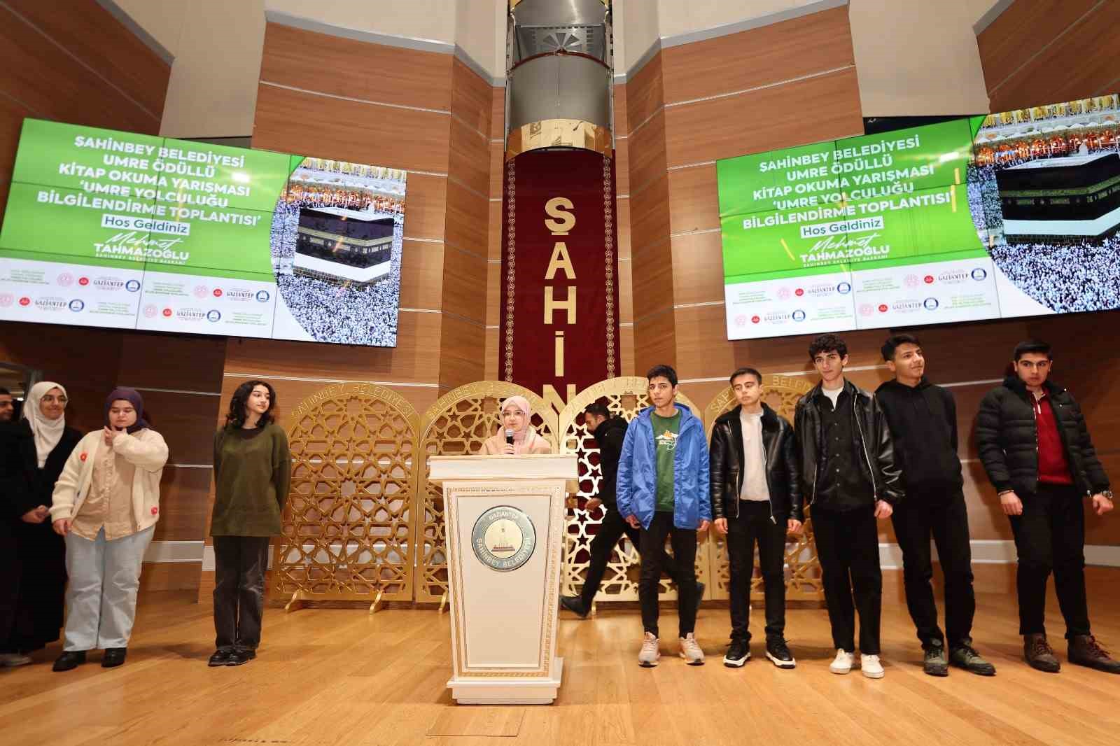 Tahmazoğlu, Umre’ye gidecek gençlerle bir araya geldi
Tahmazoğlu, Umre’ye gidecek gençlerle bir araya geldi