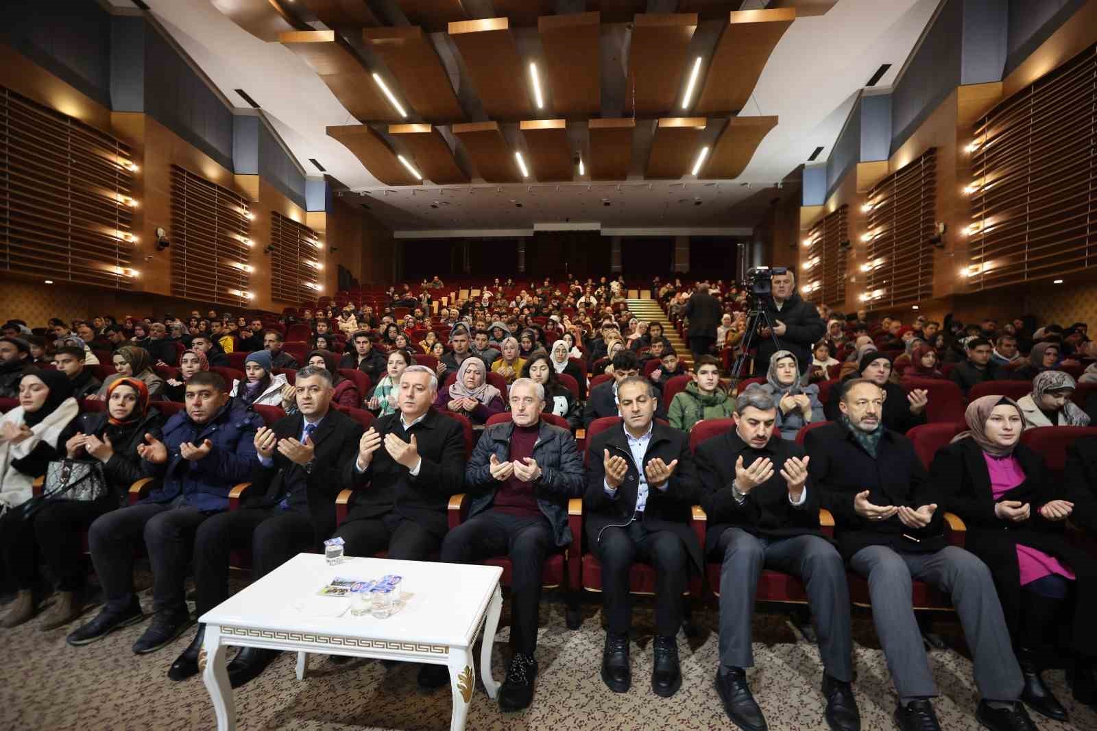 Tahmazoğlu, Umre’ye gidecek gençlerle bir araya geldi
Tahmazoğlu, Umre’ye gidecek gençlerle bir araya geldi