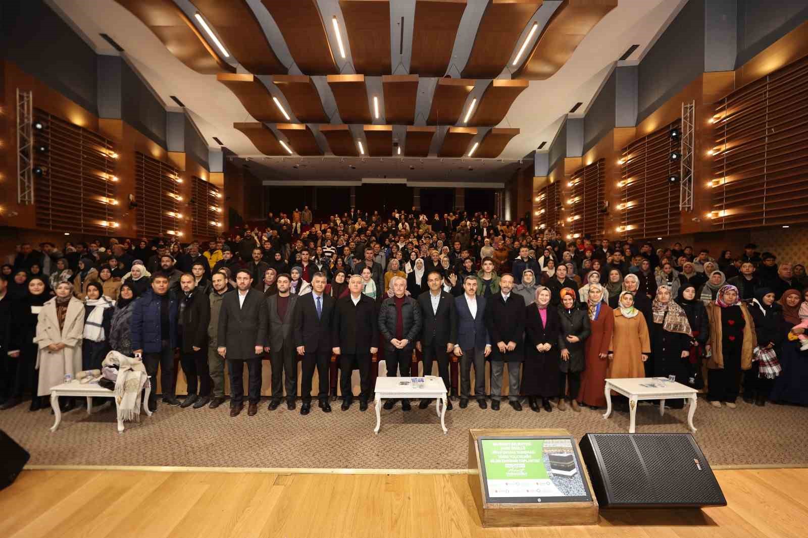 Tahmazoğlu, Umre’ye gidecek gençlerle bir araya geldi
Tahmazoğlu, Umre’ye gidecek gençlerle bir araya geldi