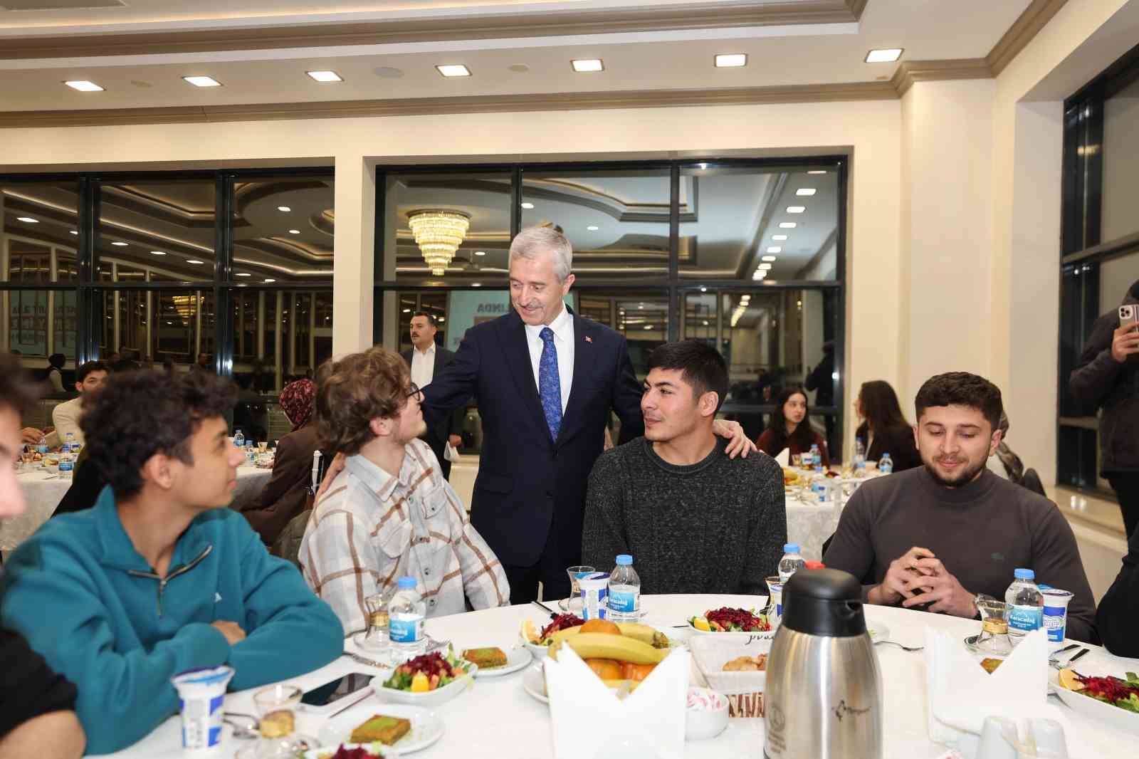 Tahmazoğlu, YKS’de ilk bine giren gençlerle buluştu
Tahmazoğlu, YKS’de ilk bine giren gençlerle buluştu