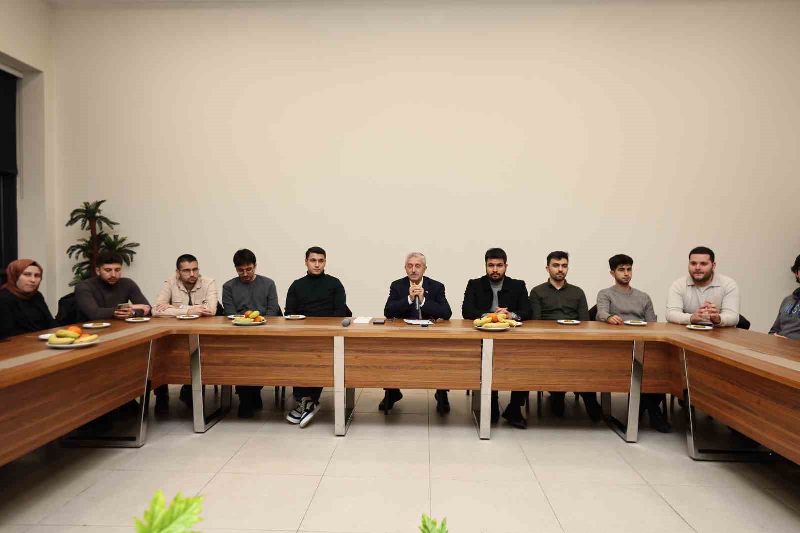 Tahmazoğlu, YKS’de ilk bine giren gençlerle buluştu
Tahmazoğlu, YKS’de ilk bine giren gençlerle buluştu