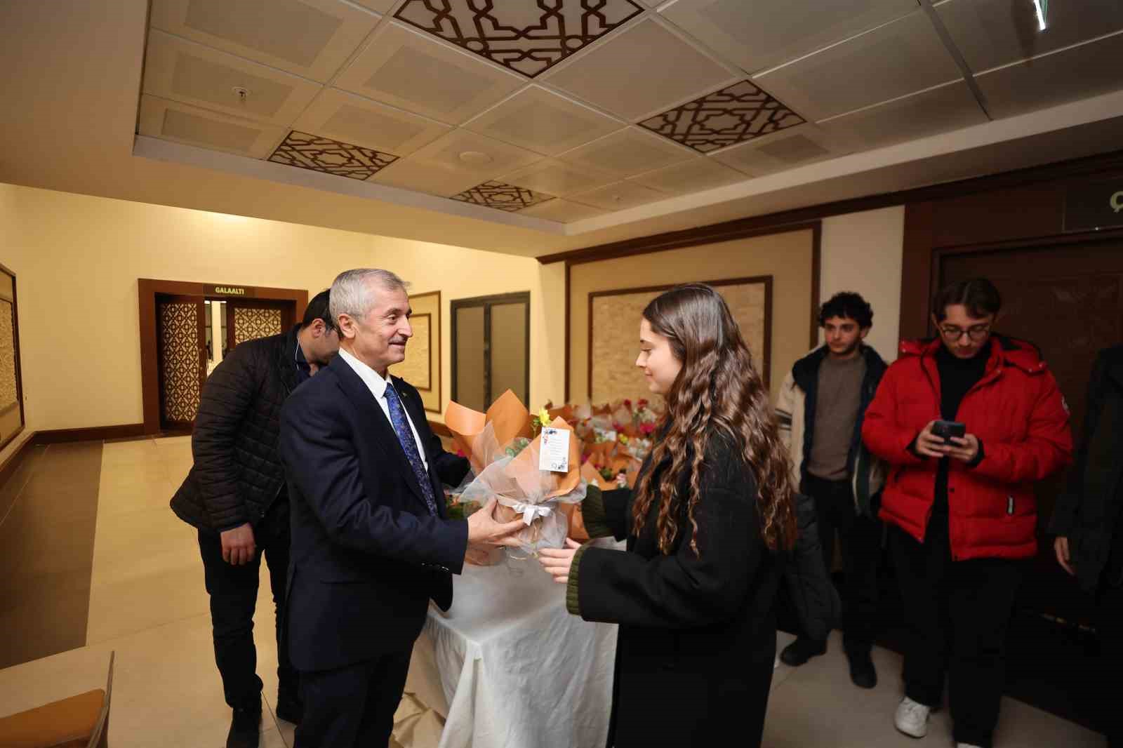 Tahmazoğlu, YKS’de ilk bine giren gençlerle buluştu
Tahmazoğlu, YKS’de ilk bine giren gençlerle buluştu