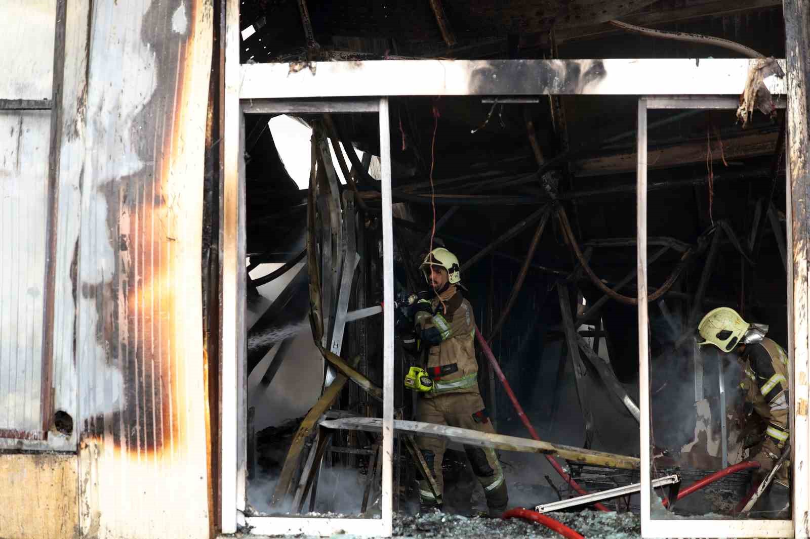 Tahran’da kapalı semt pazarında korkutan yangın
