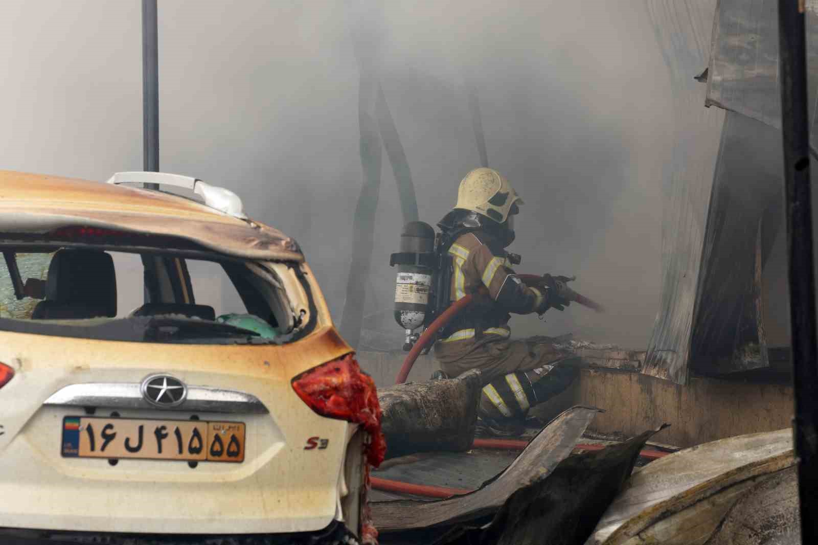 Tahran’da kapalı semt pazarında korkutan yangın
