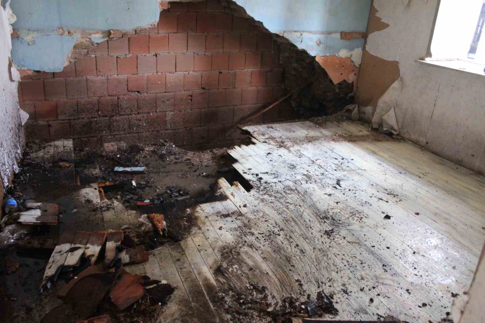 Tahtalar tutuştu, itfaiye harekete geçti
