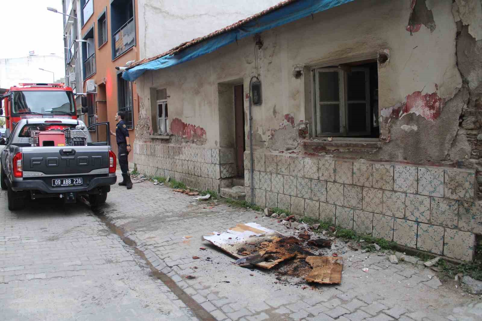 Tahtalar tutuştu, itfaiye harekete geçti
