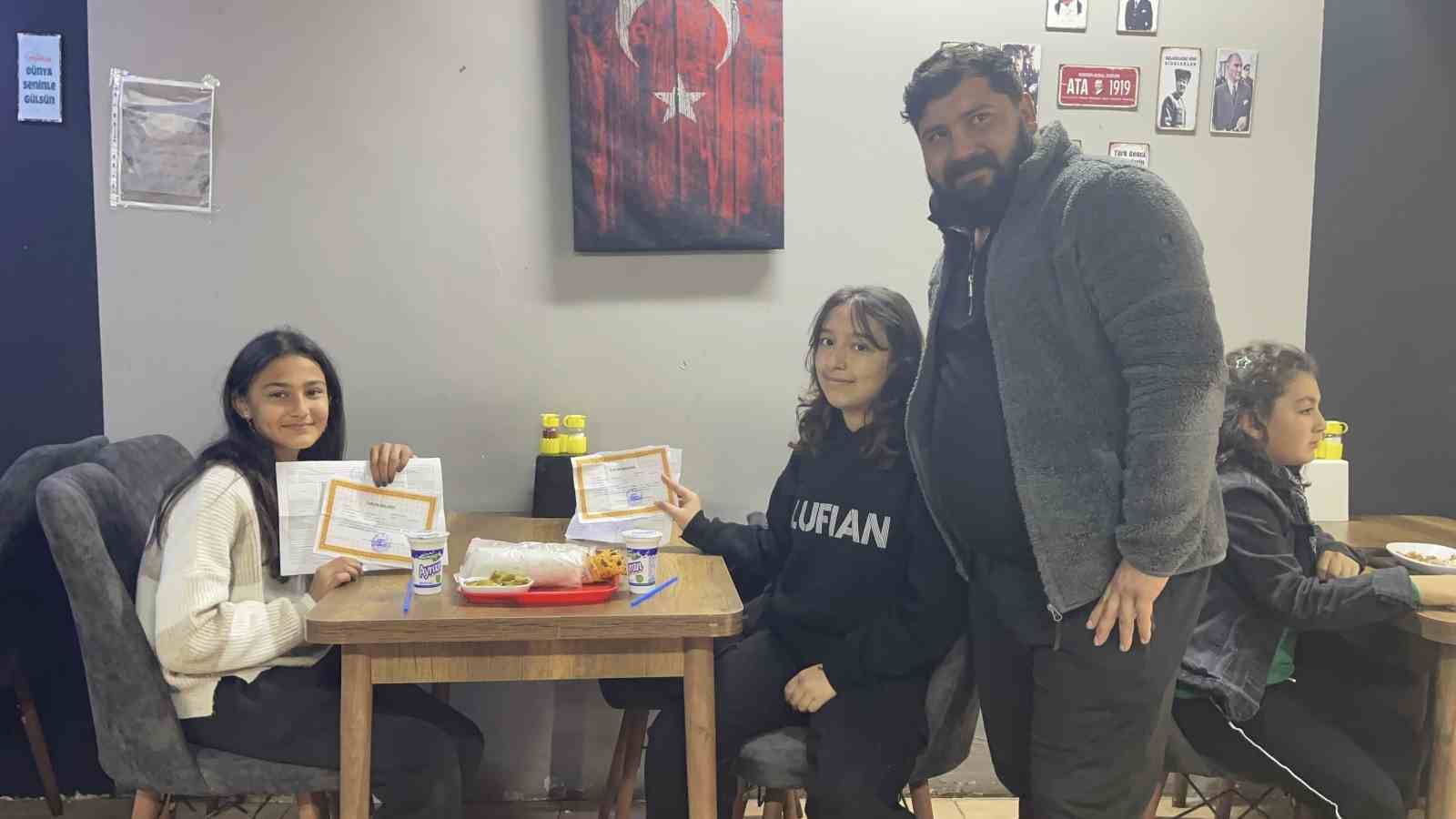 Takdir belgesi alan öğrencilere ücretsiz döner sürprizi
