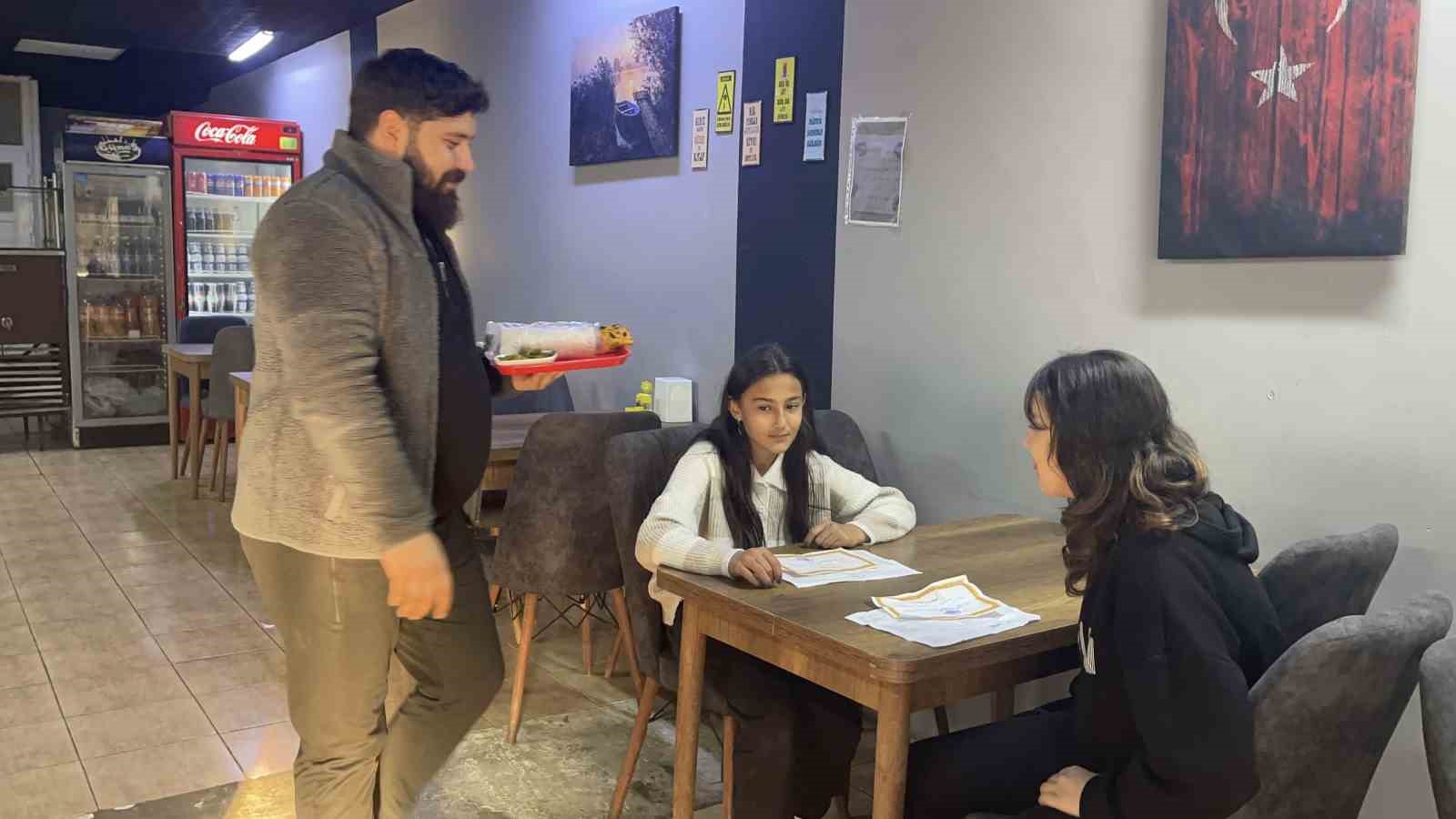 Takdir belgesi alan öğrencilere ücretsiz döner sürprizi
