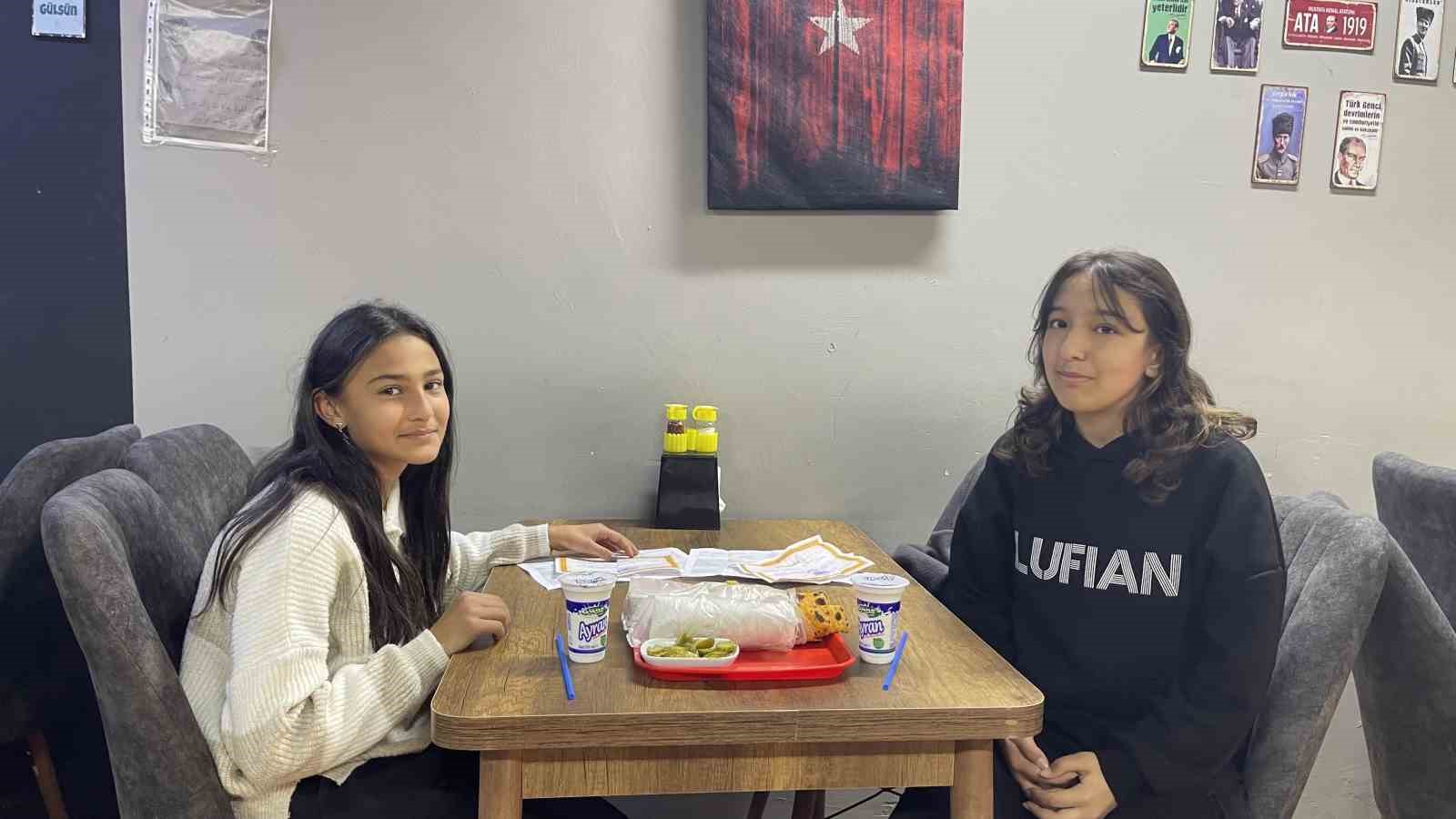 Takdir belgesi alan öğrencilere ücretsiz döner sürprizi
